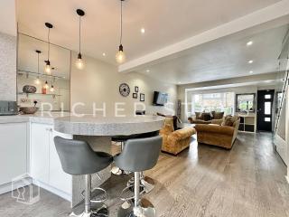 Designer 3BR Retreat, French Doors and Private Garden - Borehamwood - 9