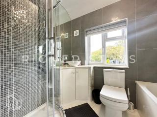 Designer 3BR Retreat, French Doors and Private Garden - Borehamwood - 8
