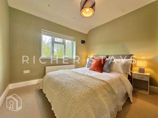 Designer 3BR Retreat, French Doors and Private Garden - Borehamwood - 7