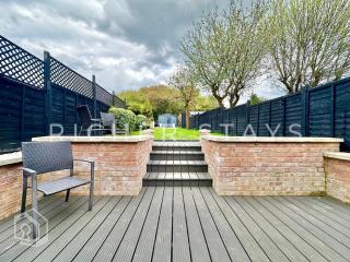 Designer 3BR Retreat, French Doors and Private Garden - Borehamwood - 6