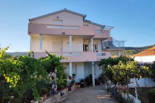 Apartments by the sea Vinisce, Trogir - 24197 - Vinišće - 0