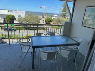 Ocean View - Alexandra Headlands Beachfront Unit - Alexandra Headland - 8