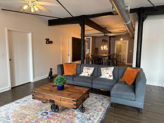 McCormick HUGE 5Br with Pool table, Optional Parking for up to 10 guests - Chicago - 0