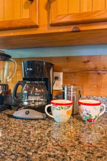 Romantic Log Cabin in Pigeon Forge - Fireplace, Hot Tub, Jacuzzi - Sevierville - 5