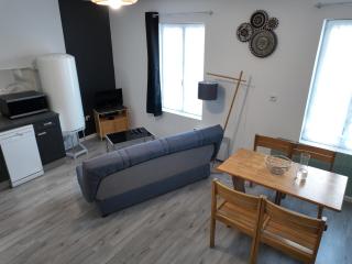Appartement lumineux de ville avec 2 places de parking privées intérieur - Beuvrages - 0