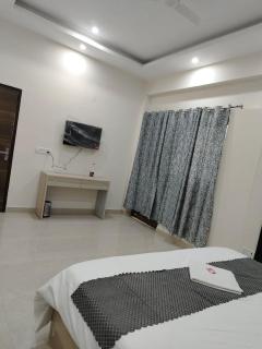 sunrise hotel - Noida - 3