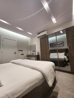 Elegant 2BR Stay in Al Yarmook - Near Dammam Road - 6