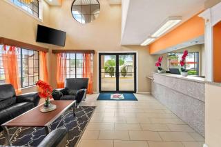 Super 8 by Wyndham Grand Prairie Southwest - 2