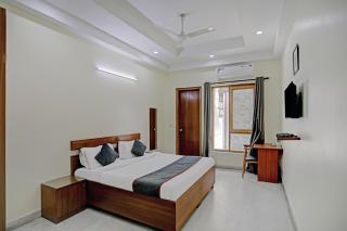 Townhouse Merriment Near ISKCON Temple Noida - Noida - 9