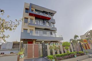 Townhouse Merriment Near ISKCON Temple Noida - Noida - 7