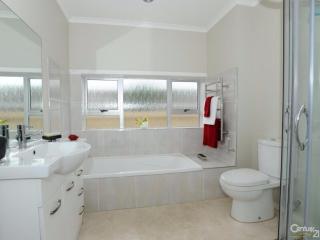 Charming & Spacious 3 Bedroom Haven in Peaceful Woburn - Close to Everything You Need - Lower Hutt - 4