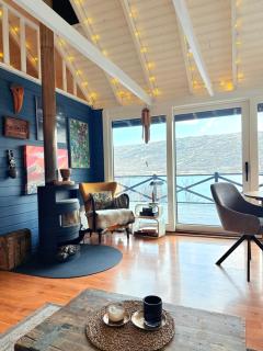 Lakefront cottage with jacuzzi - 1