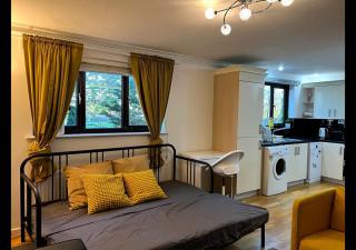 London Suburb Borehamwood - Borehamwood - 9