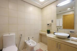 Spacious 1 BR in Shoreline Near Palm Mall - Dubai - 3