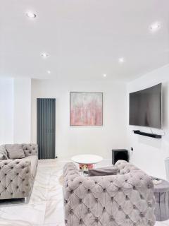 Luxury 5BR Stay With City Access - Manchester - 3