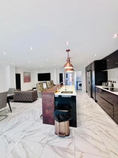 Luxury 5BR Stay With City Access - Manchester - 4