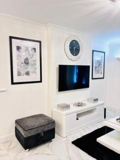 Luxury 5BR Stay With City Access - Manchester - 7