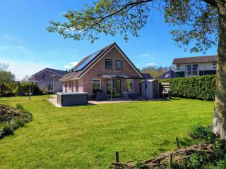 Komfortables Ferienhaus mit Garten, Weitblick und Whirlpool - 0