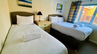 Family Friendly Lodge sleeping 5 with Hot Tub - Devon - 2