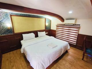 Elegant Boathouse - Alleppey - 5