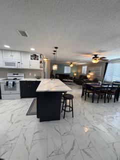 Gorgeous Seaside Seashell Cottage! - Hudson - 3