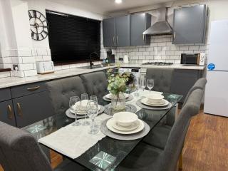 Stylish & Cosy Home in Bridgend with free parking - Coity - 0