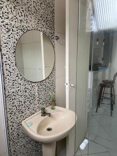 Apto em prédio frente a praia, 1 quarto, com garagem coberta, local privilegiado - Praia Grande - 2