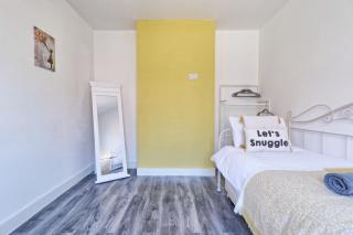 Spacious 4 Bed with garden - - 8