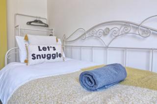 Spacious 4 Bed with garden - - 7
