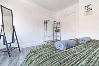Spacious 4 Bed with garden - 6