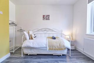 Spacious 4 Bed with garden - - 2