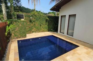 Linda Casa com Piscina Aquecida em Condomínio no Guaruja - Guarujá - 0