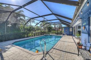 LE BLEU Charming Poolside Retreat - 5