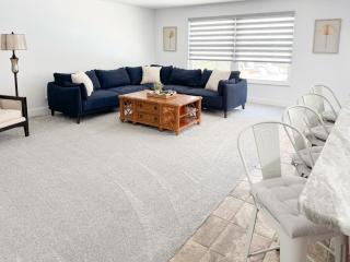 LE BLEU Charming Poolside Retreat - 2