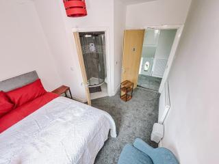 Itohan 3-bed Cottage Flat - 4