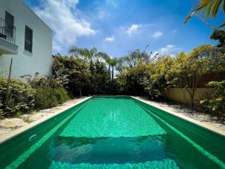 Spacious 4BR Villa with Magical Garden & Pool - Herzelia - 7