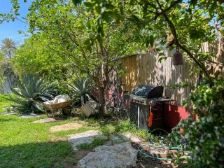 Spacious 4BR Villa with Magical Garden & Pool - Herzelia - 2
