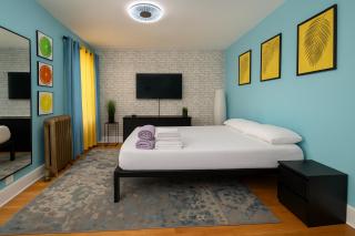 Modern XL Queen Room Comfort & Character in Harlem - New York - 7