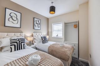 Stylish Apartment - 4 minutes to Town Centre - Private Parking, Self-Check-In, Fast Wifi and Smart TV by Yoko Property - Aylesbury - 5