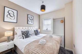 Stylish Apartment - 4 minutes to Town Centre - Private Parking, Self-Check-In, Fast Wifi and Smart TV by Yoko Property - Aylesbury - 4