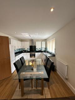Cosy 2BR Flat with Patio, Heathrow 5 mins away - Stanwell - 5