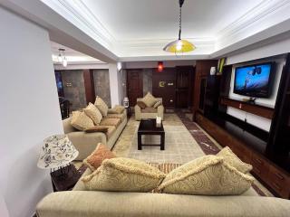 Cozy 3BR, 4-min CAI Airport, Balcony, Free Snacks - Il Cairo - 0