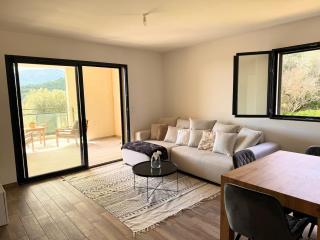Charming 2-bedroom with sea and mountain views - 9