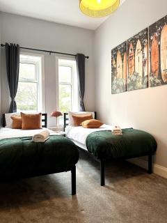 The Bournemouth Haven - Brought to you by Coastline Retreats - Grand 2 bedroom luxury apartment - 3 mins walk to beach - Superfast Wifi - Sleeps 6 - Bournemouth - 7