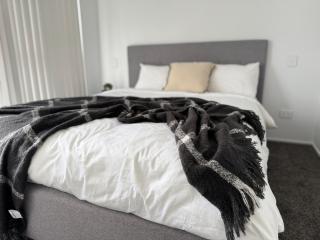 Elegant Newly Built Home for Perfect Stay Close to the Airport and City Centre - Auckland - 1