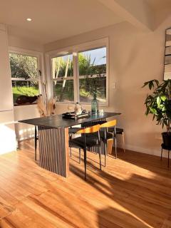 3BR Luxe Hidden Retreat - Parking, AC - 3mins from Motorway - Auckland - 3