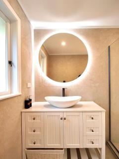3BR Luxe Home - 1200 sqm Land - New Reno with Parking & AC - 3mins from Motorway - Auckland - 5