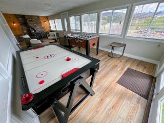 Renovated farmhouse on snowmobile trail with firepit & mountain views 10 min from Bretton Woods - Carroll - 1