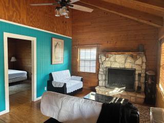 HoneyComb Hideouts Bearly BeeHavin cabin - Concan - 8