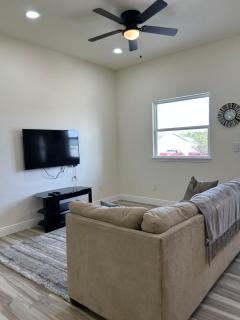 New 2025 Modern 3BR Retreat - 0